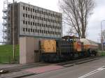 6414 mit Gterzug Delfijl-Onnen in Delfzijl Hafen am 16-4-2010.