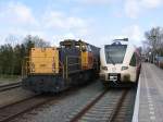 Begegnung von die Railion 6412 und Arriva D-GTW 2/6 10242 auf Bahnhof Roodeschool am 16-4-2010. 