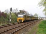  Wadlopers  (neue Lackierung) 3112 (DH1) und DH2 mit Regionalzug Groningen-Leeuwarden bei Zwaagwesteinde am 3-5-2006. Leider gibt es keine Wadlopers mehr in Frysln und Groningen.