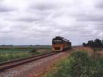 Wadloper 3108 mit einem Regionalzug zwischen Sneek und Stavoren bei Oudega am 15-05-2006. Bild und scan: Date Jan de Vries.