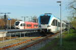 Arriva nr 367 am Bahnsteig als Zug 30936 (Winterswijk - Arnhem Centraal). Die 5048 und 5049 (Breng) verbleiben am Wochenende hier in der Abstellanlage. Doetinchem, 01.12.2024. Blick vom Parkplatz, über den Zaun. Bild 23291.