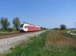 Dieseltriebwagen von Stadler GTW (Arriva) mit Regionalzug 30454 Nieuweschans-Groningen bei Foxhol am 8-5-2008.