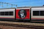 Auf den Powerpack des Stadler GTW 351 der Veolia Transport hat man ein Schwarz-Weiß Portrait des niederländischen Schauspielers Willem Nijholt gezeichnet. Aufnahme Endstand am 14.04.2015 an einem Bahnhübergang in Roermond.