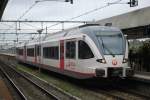 Stoptrein von Veolia in Richtung Maastricht-Randwijck mit André Rieu als Lackierung im Bahnhof Maastricht.