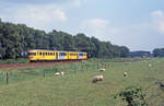 NS 185 als Zug 17847 (Apeldoorn - Zutphen) nähert sich den Bahnhof Klarenbeek (Nachschuss), am 09.06.1997, 14.47u.