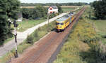 NS 162 als Zug 7254 von Enschede nach Zutphen beim Vorsignal vom Bahnhof Goor am 16.08.1981. Im Hintergrund das Bahnwärterhaus, nr 25, das es heute noch gibt. Scanbild 92442,Kodacolor400.