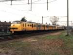 151 und 144 mit Regionalzug 6231 Arnhem-Roermond in Elst am 28-2-1995.