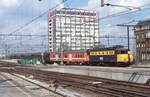 Unerwartet konnte ich in Amsterdam CS diesen Zug bei der Einfahrt aufnehmen. NS 1130 mit Dms und Wagen (Typ K) der NMBS. Es handelte sich um Leerreisezug 90390 (Lisse - Amsterdam Dijksgracht), der Touristen aus Belgien befördert hatte für einen Besuch an den Keukenhof. Amsterdam CS, 20.04.1991, 12.03u. Scanbild 98842,Kodak Ektachrome 100HC.