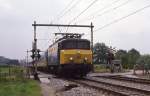 NS Altbau E-Lok 1111 passiert mit einem IC Rtg. Apeldoorn einen Bahnbergang
bei Barnefeld am 12.7.1989 um 15.51 Uhr.