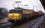 Am 15.3.1989 erreicht NS Elektrolok 1153 mit einem Gterzug
aus Bad Bentheim den Bahnhof Hengelo um 10.11 Uhr.