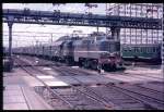 Lok Baureihe 1200 von Westinghouse fhrt in Amsterdam CS ein mit deutschen Personenwagen. (Sommer 1966)