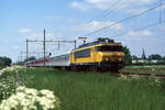 NS 1619 auf dem Weg nach Emmerich mit EC-145  Frans Hals  (Amsterdam CS - Köln Hbf) bei Zevenaar am 04.06.1996.