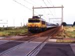 1642 mit IR 2342 Berlin Zoo-Amsterdam CS bei Harselaar am 19-8-1998.