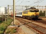 1617 mit IC 2343 Schiphol-Berlin Hbf auf Bahnhof Apeldoorn am 26-9-1992.