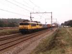 1641 und 1649 mit Gterzug 43368 Wels-Waalhaven Zuid bei Ginkel am 19-4-1998.