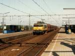 1619 mit Gterzug 48305 Maasvlakte-Linz auf Bahnhof Lage Zwaluwe am 14-10-1996.