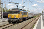 NS 1761 hat in Bad Bentheim soeben IC 144 (Berlin - Amsterdam) überommen, Bad Bentheim, 23.08.2023