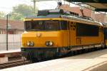 Die NS 1776 mit ein intercity nach Roosendaal am 26/06/09 im bahnhof Deventer.