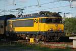 NS 1713 mit ein Regionalzug nach Utrecht bei einen kurzen halt am Bahnhof 't Harde, Abend 25/07/09 