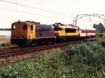 Mehr Loks als wagens: 2208 und 1716 mit Ferienexpress-Wagon bei Barendrecht am 15-7-1994.