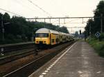 1748 und Doppelstocksteuerwagen 7410 mit Regionalzug 3441 Hoorn-Den Haag CS auf Bahnhof Santpoort Noord am 16-8-1996.