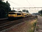 1720 und Doppelstocksteuerwagen 7413 mit Regionalzug 3424 Den Haag CS-Hoorn auf Bahnhof Santpport-Noord am 16-8-1996.
