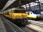Am 29.08.2012 steht 1719 mit einem Intercity in Amsterdam Centraal. Rechts daneben ein Triebzug der Reihe 2900 (Plan-Y).