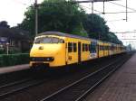 523 mit Regionalzug 3637 Zwolle-Roosendaal bei Wijhe am 19-5-1993. Bild und scan: Date Jan de Vries.