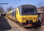 NS 2101 wartet am Bahnsteig in Zwolle am 10.03.1996, 12.58u. Die SM90 Züge, auch Railhopper genannt, blieben nur ca 11 Jahre. Scan (AgfachromeRSX100).