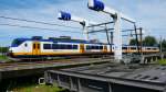 Sprinter 2952 auf der Brcke ohne Oberleitung beim Bahnhof
Vlaardingen centrum am 29.07.08