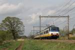 Sprinters 2977 und 2114 mit Regionalzug RE 7043 Apeldoorn-Enschede bei Hengelo am 7-4-2014.