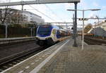 Ein Regionalzug kommt aus Dordrecht(NL) nach Arnhem-Centraal(NL) und fährt in  Arnhem-Centraal(NL) ein.
Aufgenommen von Bahnsteig 6b in Arnhem-Centraal(NL).
Bei Sonne und Wolken am Nachmittag vom 26.12.2017.  
