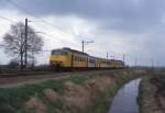 Ein aufziehendes Gewitter trbt am 10.4.1998 um 13.35 Uhr das Bild ein,  als der Sprinter 2866 bei Baan in Richtung Hilversum unterwegs ist.