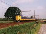 4033 und 4030 mit Intercity Den Haag CS-Enschede bei Hengelo am 15-5-1999.