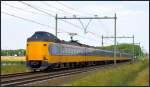 Ein ICM Koploper der NS kommt aus Richtung Roermond und passiert gleich den Bahnübergang bei Echt-Susteren in den Niederlanden. Szenario vom 10.Juni 2015.
