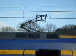 Hier der Stromabhnehmer eines Triebzuges der Baureihe 8400. Warum im Bahnhof Venlo allerdings auf Gleis 3 zwei Oberlietungen hngen, weiss ich nicht.
