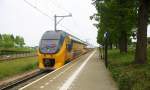 Ein Holländischer Doppeldecker aus Alkmaar(NL) nach Maastricht(NL)  und fährt durch  Geleen-Lutterade und fährt in Richtung Maastricht(NL). 
Aufgenommen in Geleen-Lutterade(NL). 
Bei Sonne und Regenwolken am Nachmittag vom 25.5.2015.