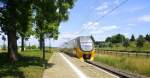 Ein Nachschuss von einem Holländischer Doppeldecker aus Maastricht(NL) nach Alkmaar(NL) und fuhr durch Geleen-Lutterade und fährt in Richtung Sittard(NL). Aufgenommen in Geleen-Lutterade(NL). 
Bei schönem Sonnenschein am Mittag vom 14.6.2015.
