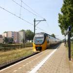 Ein Holländischer Doppeldecker aus Maastricht(NL) nach Alkmaar(NL) und fährt durch Geleen-Lutterade und fährt in Richtung Sittard(NL).