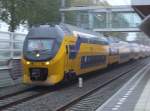 Ein Regiorunner auf dem Weg nach Amsterdam fhrt ziemlich schnell durch den Bahnhof Maarssen (29.10.2007)