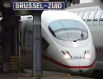 Dieser ICE 3 scheint sich hinter dem Schild und den Pfosten verstecken zu wollen. Er musste an einem der alten Bahnsteige anhalten und nicht an den schnen neuen in Bruxelles Midi am 07.03.08.