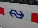 Das Logo der Niederländischen Eisenbahn an einen ICE 3 (BR 406) in Frankfurt am Main Hbf am 21.11.15