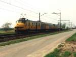 388 (mit Speziallackierung) und 389 mit Regionalzug 18146 Leeuwarden-Heerenveen bei Grou am 29-4-1994. Bild und scan: Date Jan de Vries.
