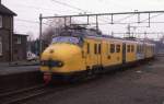 Ein ABK Elektrotriebzug der NS fhrt aus Oldenzaal kommend 
am 21.1.1989 in den Bahnhof Hengelo ein.