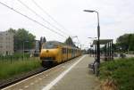 Plan V 472 mit Regionalzug aus Maastricht-Randwyck(NL) nach Roermond(NL) und fährt in Geleen-Lutterade ein und hält in Geleen-Lutterade(NL) und fährt dan weiter in Richtung Sittard(NL).
Aufgenommen in Geleen-Lutterade(NL). 
Bei Sonne und Regenwolken am Nachmittag vom 25.5.2015.
