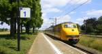Ein Nachschuss vom Plan V mit Regionalzug aus Maastricht-Randwyck(NL) nach Roermond(NL) und fährt in Geleen-Lutterade ein und hilt in Geleen-Lutterade(NL) und fuhr dann weiter in Richtung Sittard(NL). 
Aufgenommen in Geleen-Lutterade(NL). 
Bei schönem Sonnenschein am Mittag vom 14.6.2015.