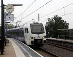 Ein Holländischer Regionalzug kommt aus Maastricht(NL) nach Aachen-Hbf(D) und fährt durch Heerlen-Woonboulevard(NL) in Richtung Heerlen(NL). Aufgenommen vom Bahnsteig in Heerlen-Woonboulevard(NL). 
Bei Regenwetter am Nachmittag vom 9.8.2019.