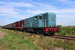 Am 7 September 2024 passiert VSM 2412 der Bahnübergang in Lieren während das VSM Spektakel Terug naar Toen.