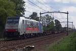 Railpool 186 496 schleppt ein beinahe leeren Conmbinant-Shuttle bei Hulten am 16 Augustus 2019.