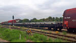 Offenbar sendet das Novelis-Werk in Nachterstedt nicht nur Coils auf die Reise. So befanden sich diesmal auch größere Metallelemente auf Flachwagen mit der Bezeichnung  Slmmnps  im Güterzug nach Magdeburg-Rothensee. Gesehen bei der Durchfahrt im Bahnhof Aschersleben an der Oststraße.

🧰 On Rail Gesellschaft für Eisenbahnausrüstung und Zubehör mbH
🕓 14.7.2021 | 11:19 Uhr

(Smartphone-Aufnahme)